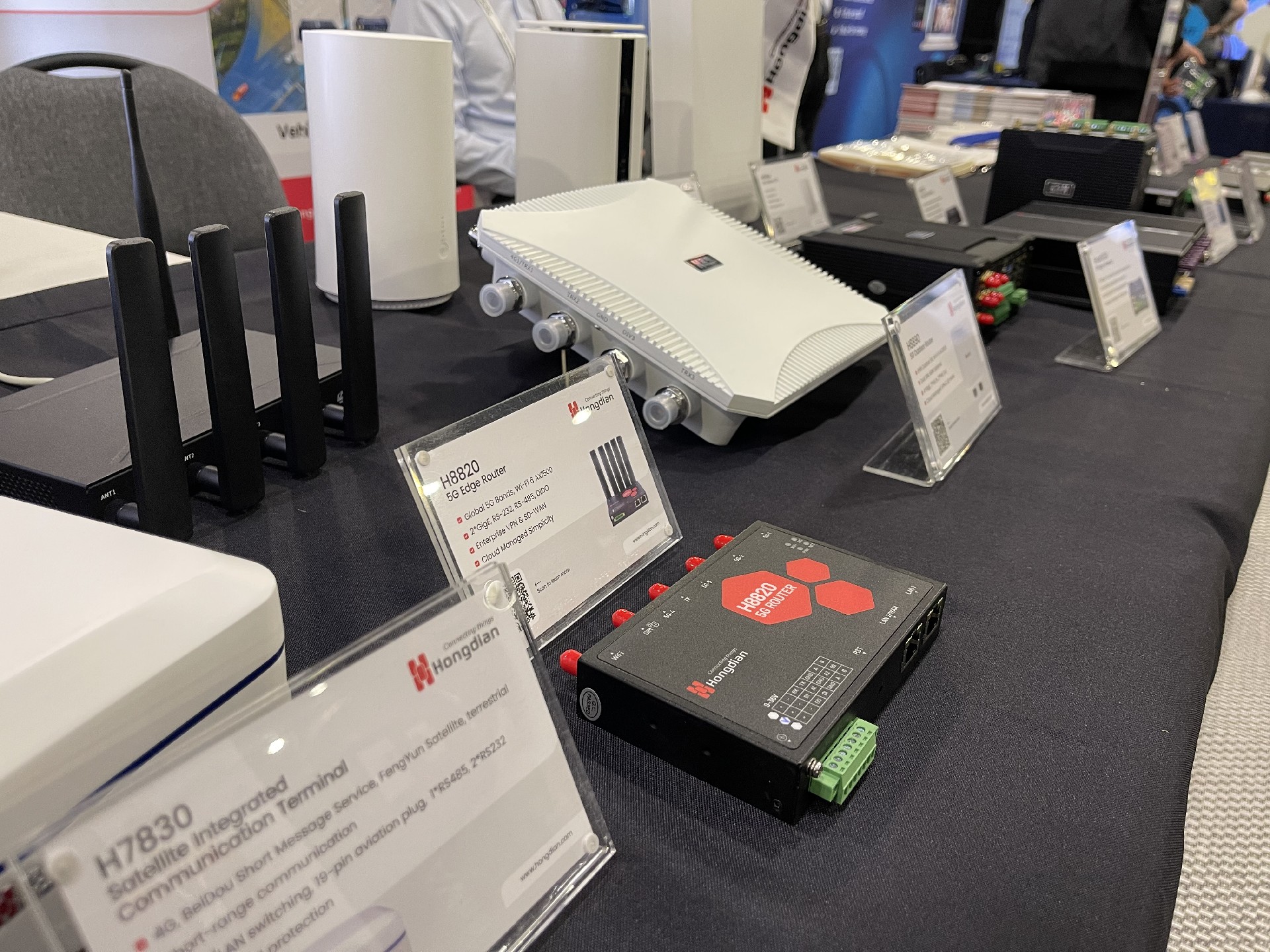 5G industrial router demonstration at Hongdian booth